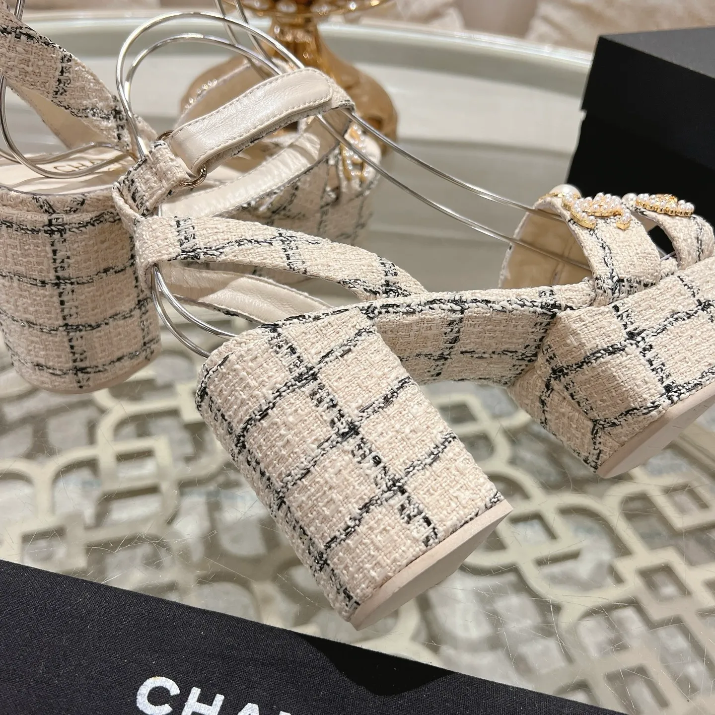 👟👟Ex-factory price 580👟👟 𝐂𝐇𝐀𝐍𝐄𝐋 | Xiaoxiang 25𝐬𝐬Spring and summer new products Counter classic catwalk models New series of high-heeled and waterproof platform sandals〰 A must-have in the fashion circle, the combination will interpret the meticulous, minimalist and classic elements that will never fade away It shows a unique dressing style that is too beautiful to say. A must-have for summer... Upper: Highly customized original specific fabrics. Lining: imported sheepskin lining. Outsole: original molded non-slip outsole. Heel height: 12cm. Waterproof platform: 2.5cm. Size: 35-39 (40.41.42 customization is not returnable)